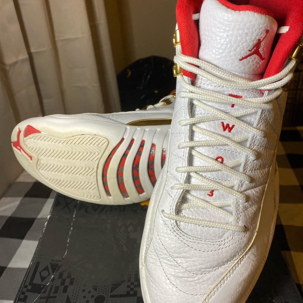 Air Jordan 12 Retro.